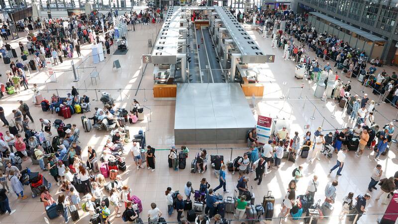 Lage am Hamburger Flughafen normalisiert sich nach IT-Panne Langes Warten auf das Ticket soll es nun nicht mehr geben.