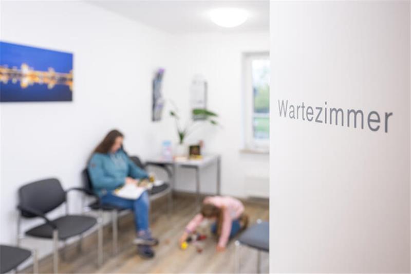 Langes Warten in einer Arztpraxis lässt sich besser aushalten mit einer Beschäftigung - etwa in dem man ein Gedicht auswendig lernt.