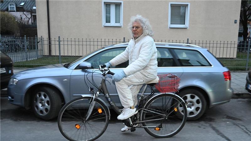Rainer Langhans zum 85. wunschlos: „Bin ja schon glücklich“ Langhans fährt gerne Fahrrad, hier in München-Schwabing. (Archivbild)