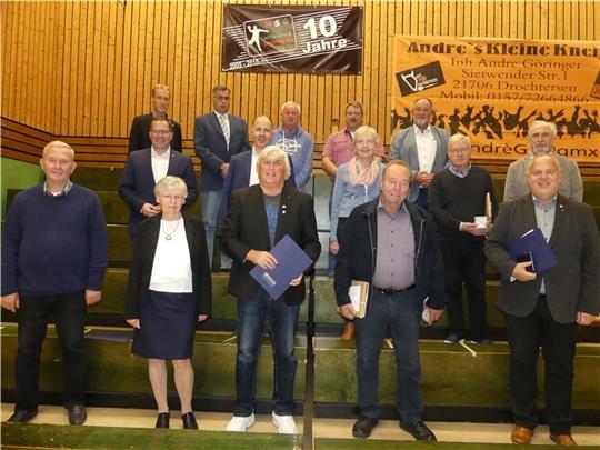 Langjährige Drochterser Ratsmitglieder wurden am Dienstag von Bürgermeister Mike Eckhoff (oben links) geehrt; außerdem scheiden diverse Ratsmitglieder aus. Standing Ovations erntete Bundesverdienstkreuzträger Dirk Ludewig (untere Reihe, Mit