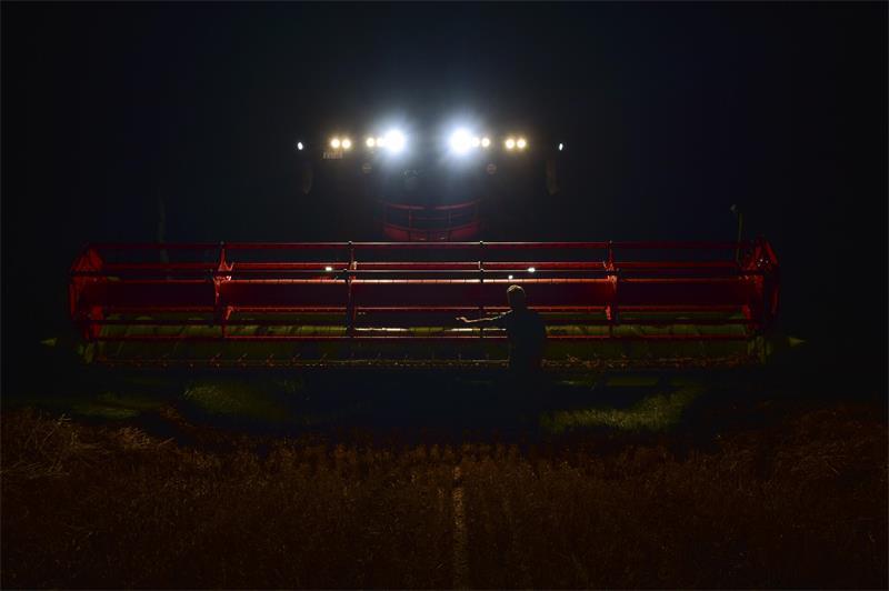 Langsam gehen die Lichter in Wedel aus. Feierabend für Benjamin Tiemann und den Claas.