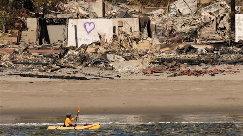 Feuerwehr in L.A. macht Fortschritte - Starkwinde flauen ab Langsam gewinnt die Feuerwehr die Oberhand gegen die Brände.