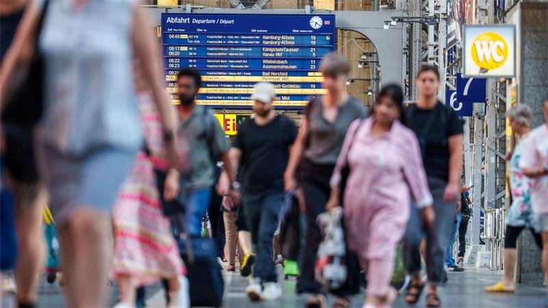 Langsam läuft der Zuverkehr wieder an nach dem bundesweiten Ausfall der Bahn.