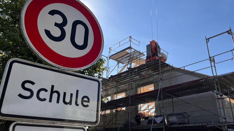 Aufregung um Ganztag: So geht es weiter mit der Grundschule Hammah Langsam wächst der Neubau an der Grundschule Hammah empor. Die Zimmerer bauen den Dachstuhl. Die Politik hat nun über den Ausbau entschieden.