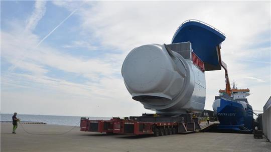 Langsame Fahrt voraus: Ein Maschinenhaus für eine Offshore-Windkraftanlage von Siemens Gamesa bei der Verladung auf die „Rotra Vente“ in Cuxhaven.