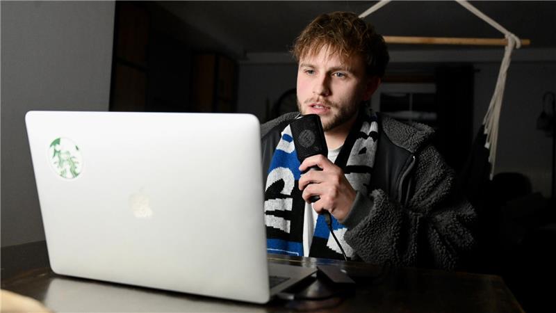Laptop und Mikrofon - mehr braucht Lennard Lissakowski nicht.
