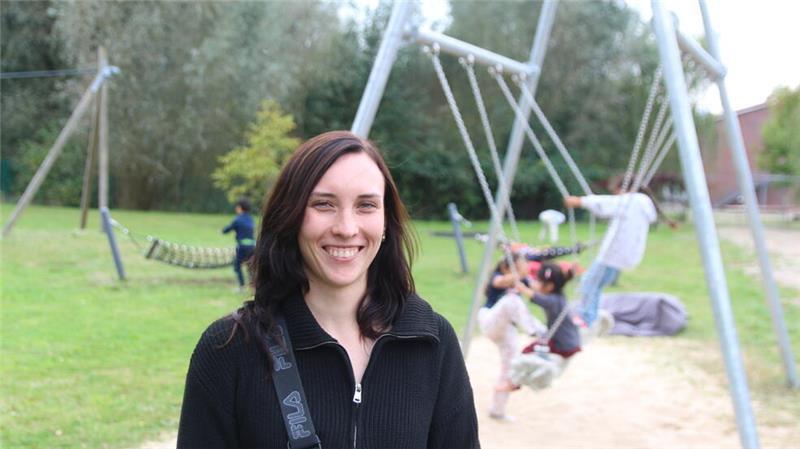 Lara Hausmann, Leiterin des Bauspielplatzes im Altländer Viertel, bei der Arbeit.