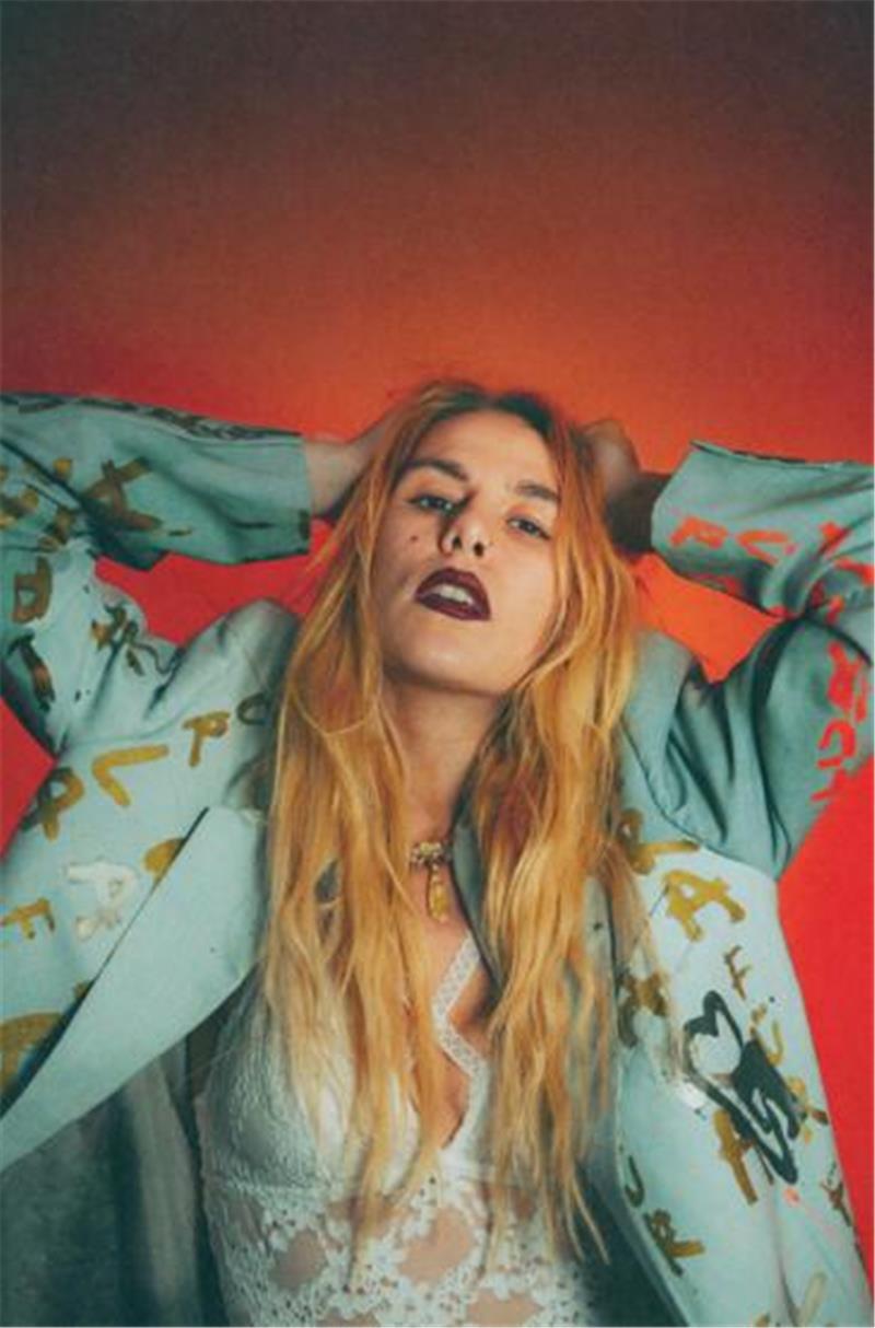 Lara Hulo vereint in ihrer Musik Elemente aus Pop, Indie und Folk.