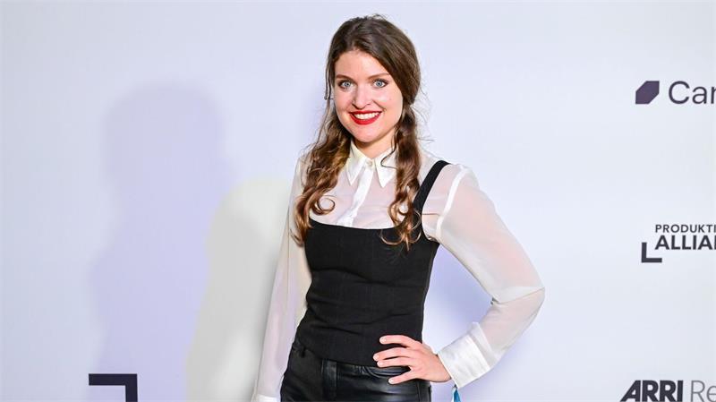 „Steckerlfischfiasko“ – Königsmord zum „Eberhofer“-Jubiläum Lara Mandoki soll als Julika den Haushalt auf dem Hof der Eberhofers schmeißen. (Archivbild)