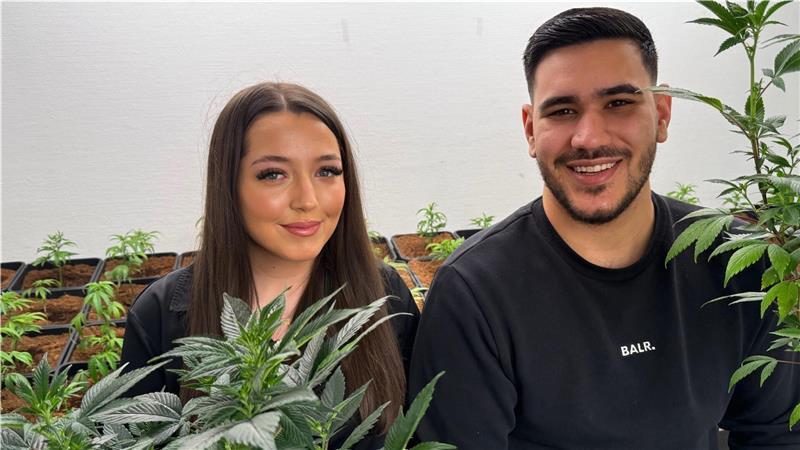 Lara Rasch (links) und Rafet Ege Caprazli haben den Cannabisverein „Grashüpfer e. V.“ in Bremerhaven gegründet.