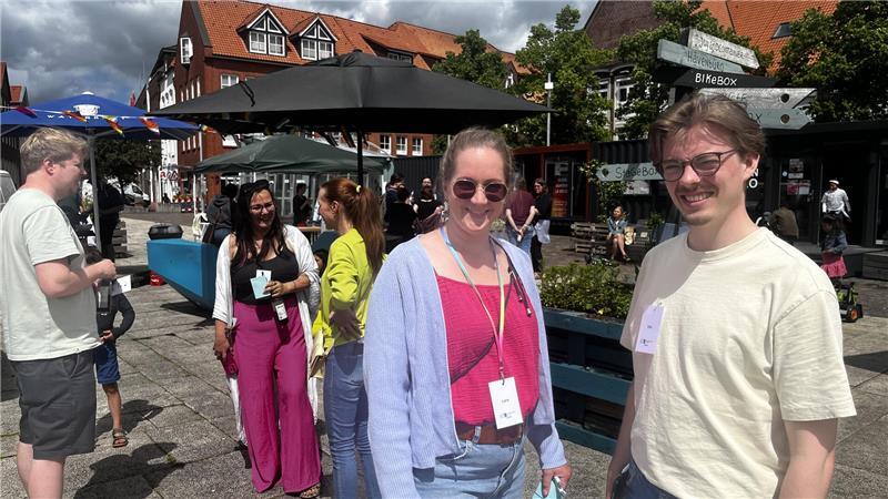 Lara Thomsen (Mitte) und Tim Evers (rechts) stehen beim Ankerplatz jetzt in vorderster Reihe und kümmern sich um Organisatorisches.