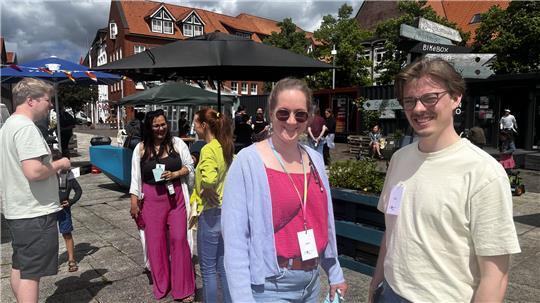 Lara Thomsen (Mitte) und Tim Evers (rechts) stehen beim Ankerplatz jetzt in vorderster Reihe und kümmern sich um Organisatorisches.