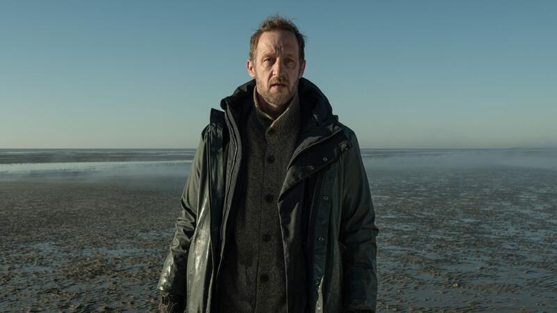 Larenz (Stephan Kampwirth) findet seinen Hund Sindbad tot im Wattenmeer.