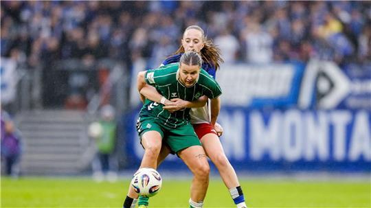 Larissa Mühlhaus von Werder Bremen (l,) rückt in das Aufgebot der DFB-Frauen nach. 