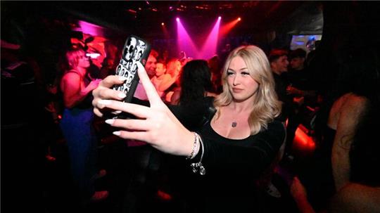 Larissa fotografiert sich im „Insta-Club“ Bossy in München.