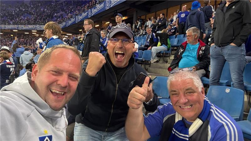 Lars Behrmann (links) und seine Freunde feiern den Aufstieg.