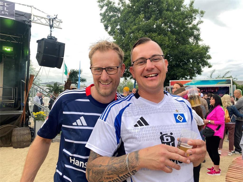 Lars Bröhan und Dennis Harry sind die ersten auf der Tanzfläche.