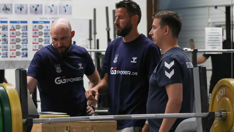 Lars Dammann (rechts) mit SCM-Trainer Bennet Wiegert (Mitte) und dessen Assistent Yves Grafenhorst.