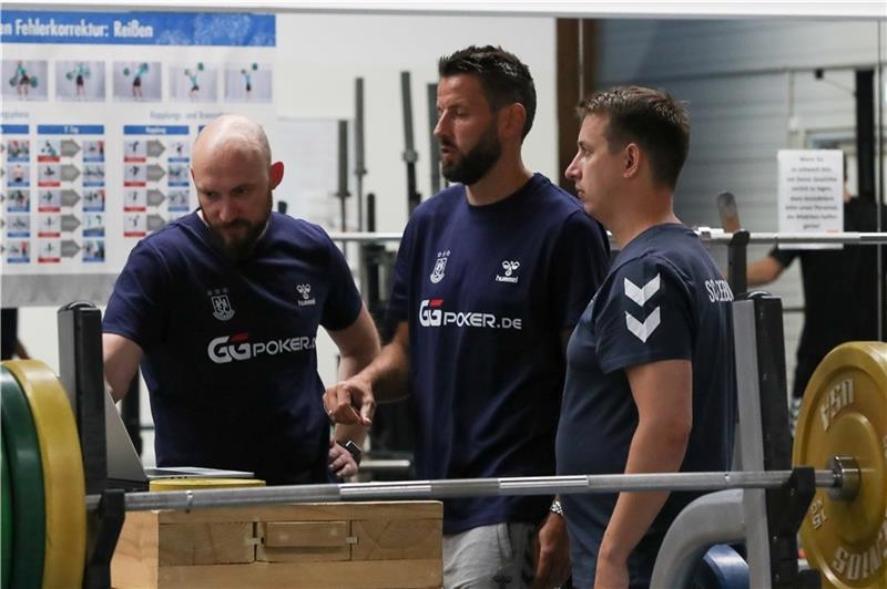 Lars Dammann (rechts) mit Trainer Bennet Wiegert (Mitte) und dessen Assistent Yves Grafenhorst. Foto: Franziska Gora