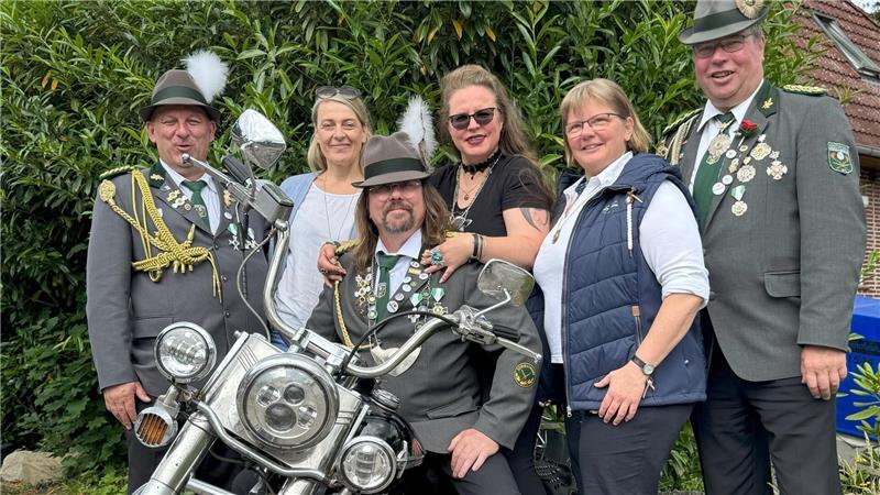 Könige gesucht: Hier feiern die Schützen im Kreis Stade am Wochenende Lars Dannenberg (auf der Harley) hatte viel Spaß während seines Königsjahrs in Holvede.