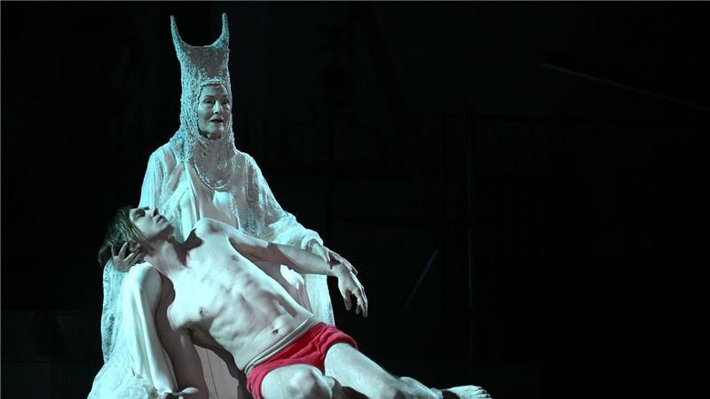 800 Mal der Tod eines Superreichen in Salzburg Lars Eidinger (Jedermann) und Edith Clever (Tod) bei einer Fotoprobe zum Schauspiel „Jedermann“ im Jahr 2022.