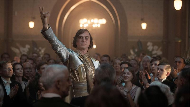 Lars Eidinger in einer früheren Szene aus „Babylon Berlin“. (Archivbild)