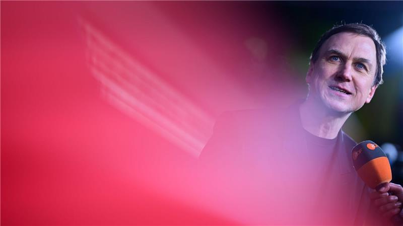 Lars Eidinger steht während der Premiere des Films „Die Blutgräfin“ („The Blood Countess“) auf dem Roten Teppich bei der Berlinale.