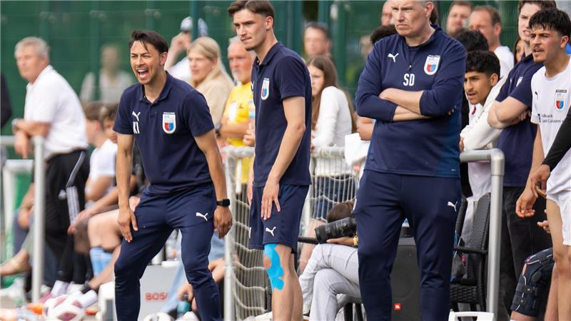 Erster großer Erfolg: JFV D/A & Stade feiert Aufstieg in Niedersachsenliga Lars Jagemann, sportlicher Leiter des JFV, lobt Trainer Kevin Ingreso (links). Der habe einen super Job gemacht.