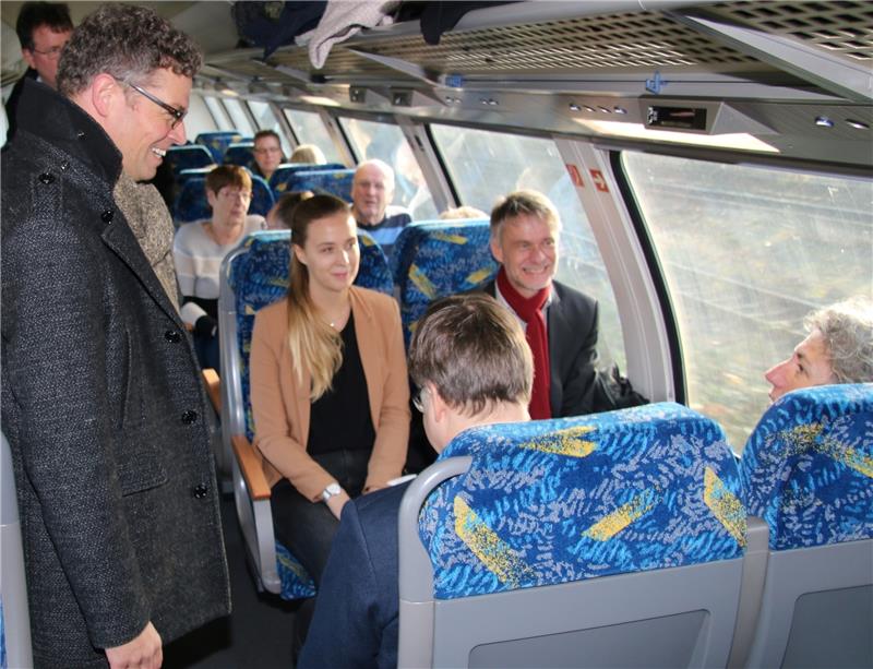 Lars Kappel (links), Start Unterelbe-Geschäftsführer, begrüßte Fahrgäste und Mitarbeiter zur Sonderfahrt von Cuxhaven nach Hamburg im Zug. Foto: Potschka