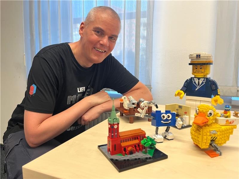 Lars Kaufmann hat eine Miniatur der St.-Petri-Kirche zur Ausstellung mitgebracht.