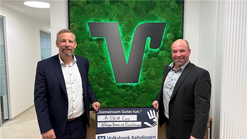 Lars Keitsch (links) und Björn Großmann präsentieren die Fördersumme von rund 14.400 Euro mit einem symbolischen Spendenscheck.