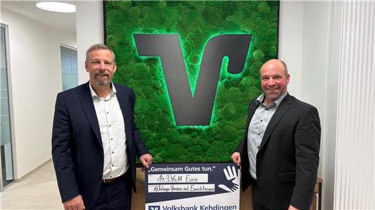 Lars Keitsch (links) und Björn Großmann präsentieren die Fördersumme von rund 14.400 Euro mit einem symbolischen Spendenscheck.