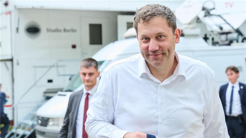 Lars Klingbeil (SPD), Bundesminister der Finanzen, Vizekanzler und SPD-Bundesvorsitzender, kommt zur Live-Sendung in die ARD-Arena, wo er sich Fragen von Bürgerinnen und Bürgern stellt.