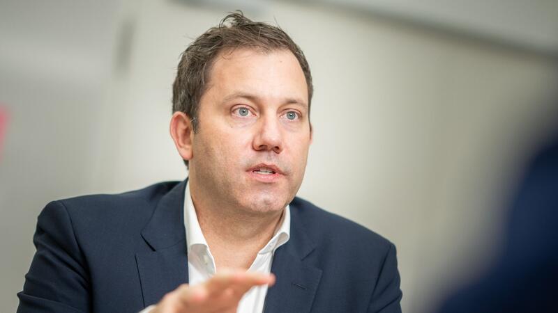 SPD-Chef Klingbeil fordert höheren Mindestlohn Lars Klingbeil ärgert sich über die Mindestlohnkommission von Arbeitgebern und Arbeitnehmern.