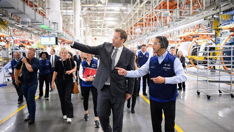 Lars Klingbeil besuchte in den USA das BMW-Werk in Spartanburg.