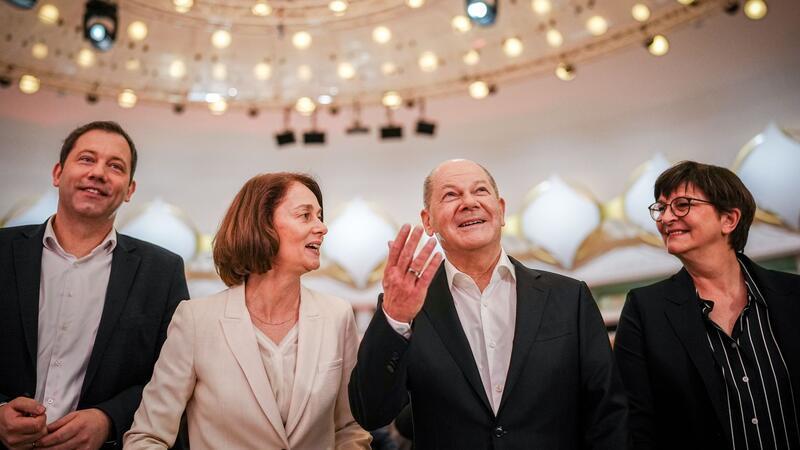 SPD sagt Rechtspopulisten in Europa den Kampf an Lars Klingbeil (l-r), SPD-Bundesvorsitzender, Katarina Barley (SPD), Mitglied des Europäischen Parlaments, Bundeskanzler Olaf Scholz (SPD) und Saskia Esken, SPD-Bundesvorsitzende.