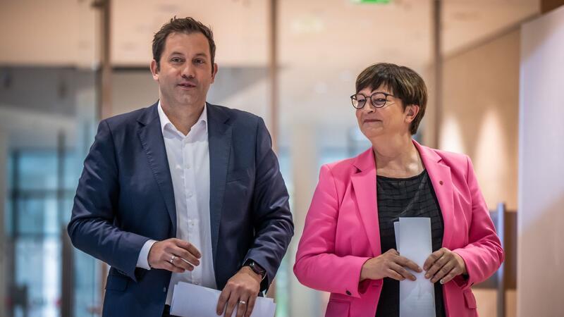 SPD-Parteitag im Zeichen der Haushaltskrise Lars Klingbeil und Saskia Esken kandidieren erneut als SPD-Doppelspitze.