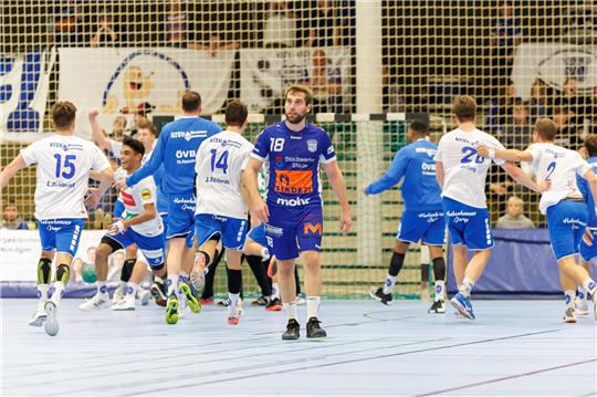 Lars Kratzenberg vom VfL Fredenbeck verlässt enttäuscht das Spielfeld, die Spieler ATSV Habenhausen feiern den knappen Sieg. Foto: Struwe