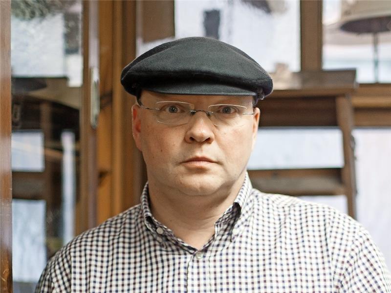 Lars Küntzel (48) ist der Inhaber und der letzte bekannte Mützenmacher in dem Mützenfachgeschäft Walter Eisenberg in Hamburg. Hannappel