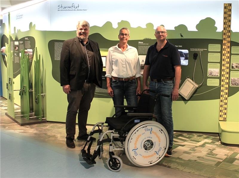 Lars Lichtenberg, Geschäftsführer des Natureums (links), freut sich über die großzügige Spende von Sabina und Stefan Creutzfeldt. Foto: Jothe/Natureum