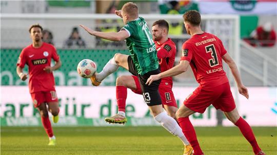 Lars Lokotsch (Preußen Münster) und Florian Le Joncour (SV 07 Elversberg) in Aktion.