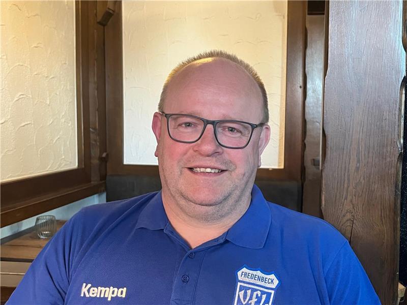 Wenn das Schnitzel fehlt: Fredenbecker vermissen Treffpunkte im Ort Lars Müller ist eines der bekanntesten Gesichter des Handballvereins VfL Fredenbeck und Fredenbecker durch und durch.