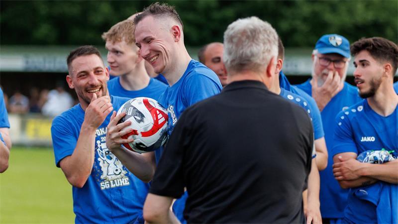 Lars Neufang (mit Ball) war mit dem VfL Güldenstern Stade II 2022 und 2023 im Endspiel unterlegen. Mit Lühe hat er 2025 den Kreispokal gewonnen.