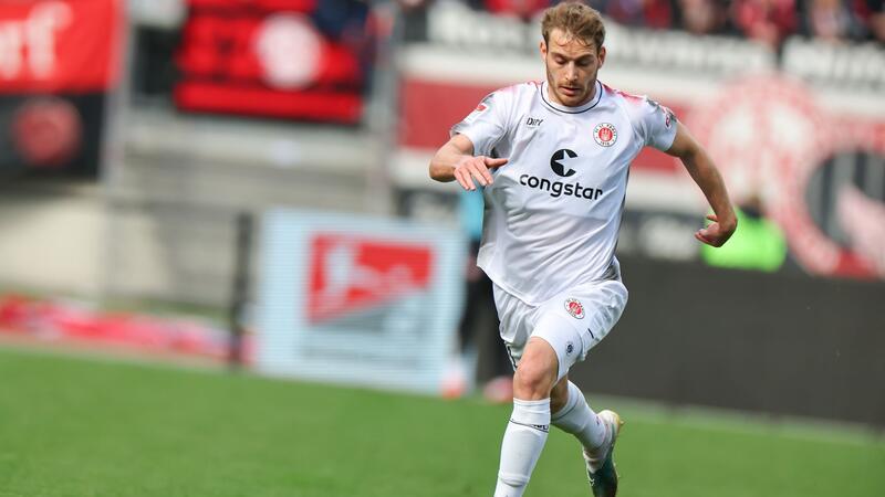 Verletzungssorgen bei St. Pauli: Lars Ritzka fällt aus, Elias Saad muss passen Lars Ritzka von St. Pauli spielt den Ball.