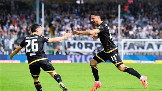 Lars Stindl (r.) trifft bei seinem letzten Profispiel zum 3:0 für den KSC.