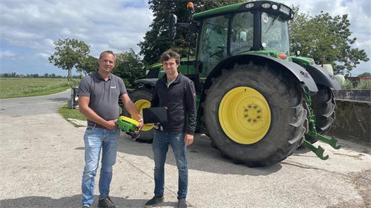 Lars Stöver (rechts) hatte Glück. Er bekam von der Firma Rebo schnell Ersatz für den GPS-Empfänger und den Bildschirm. Der Verkaufsberater des Unternehmens, Tobias Thormählen, kennt ähnliche Fälle. Foto: