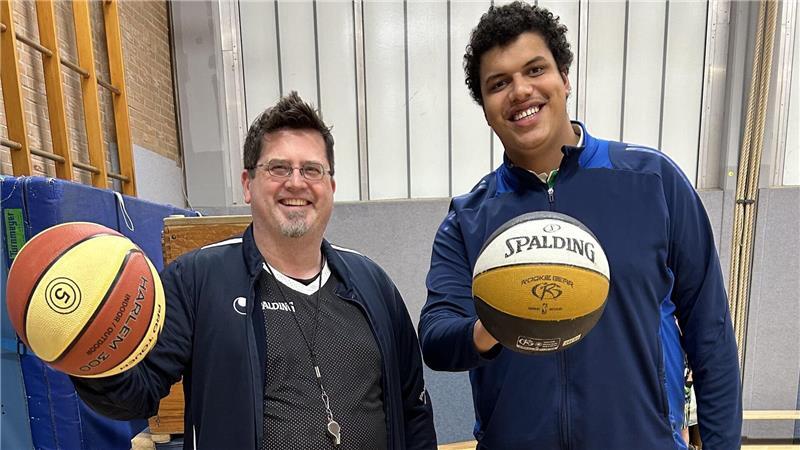Lars Tesmer und Noah Batsile führen die Kleinsten beim VfL Stade zum Basketball.