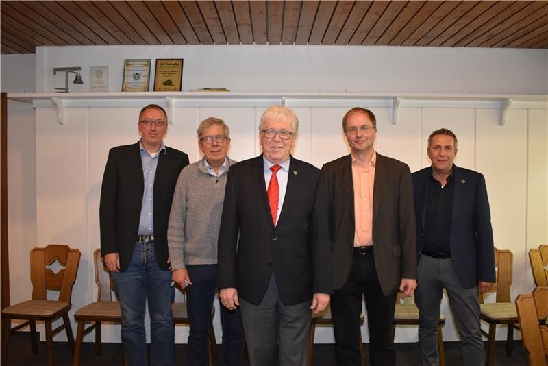 Lars Trucewitz, Hans-Heinrich Faby, Dirk Thobaben, Stefan Schimkatis und Timo Gerke stehen an der Spitze der Gemeinde Hollern-Twielenfleth (von links) – als Gemeindedirektoren oder als Bürgermeister. Foto: Vasel