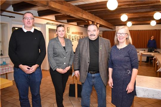 Lars Trucewitz bleibt Gemeindedirektor, seine Stellvertreterin ist Katja Brendt. Bürgermeister von Mittelnkirchen ist Joachim Streckwaldt (CDU), stellvertretende Bürgermeisterin ist Vera Bochdalofsky (SPD); von links. Foto: Vasel