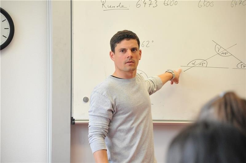 Lars Uder unterrichtet in der Realschule in Otterndorf Mathematik, Geschichte und Sport . Damit er die SV Drochtersen/Assel trainieren kann, hat er seine Stundenzahl reduziert. Fotos Berlin